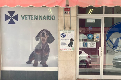 fachada de clinica con poster de perro